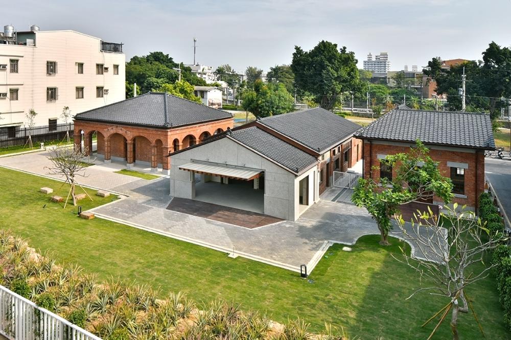 臺灣鳳梨工場原為泰芳商會第三、第四鳳梨罐頭工場,三棟建物現為大樹文史館(右)、鳳梨產業展示館(中)、旺來會社(左)。(圖片提供/高雄市政府文化局) 臺灣鳳梨工場原為泰芳商會第三、第四鳳梨罐頭工場,三棟建物現為大樹文史館(右)、鳳梨產業展示館(中)、旺來會社(左)。(圖片提供/高雄市政府文化局)