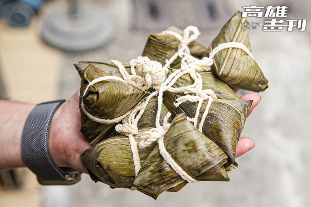 一串10顆的小巧粽子，每顆僅6公分，卻內餡豐富、口感紮實，方便分食也更無負擔。(攝影/李瑰嫻 )