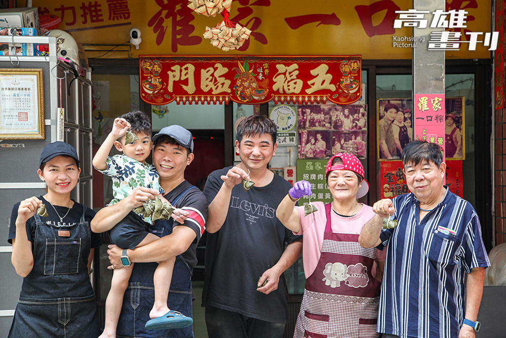 從備料到包粽全家總動員，手工製作的迷你粽不只可愛誘人，配料也豐富不馬虎。(攝影/李瑰嫻 )
