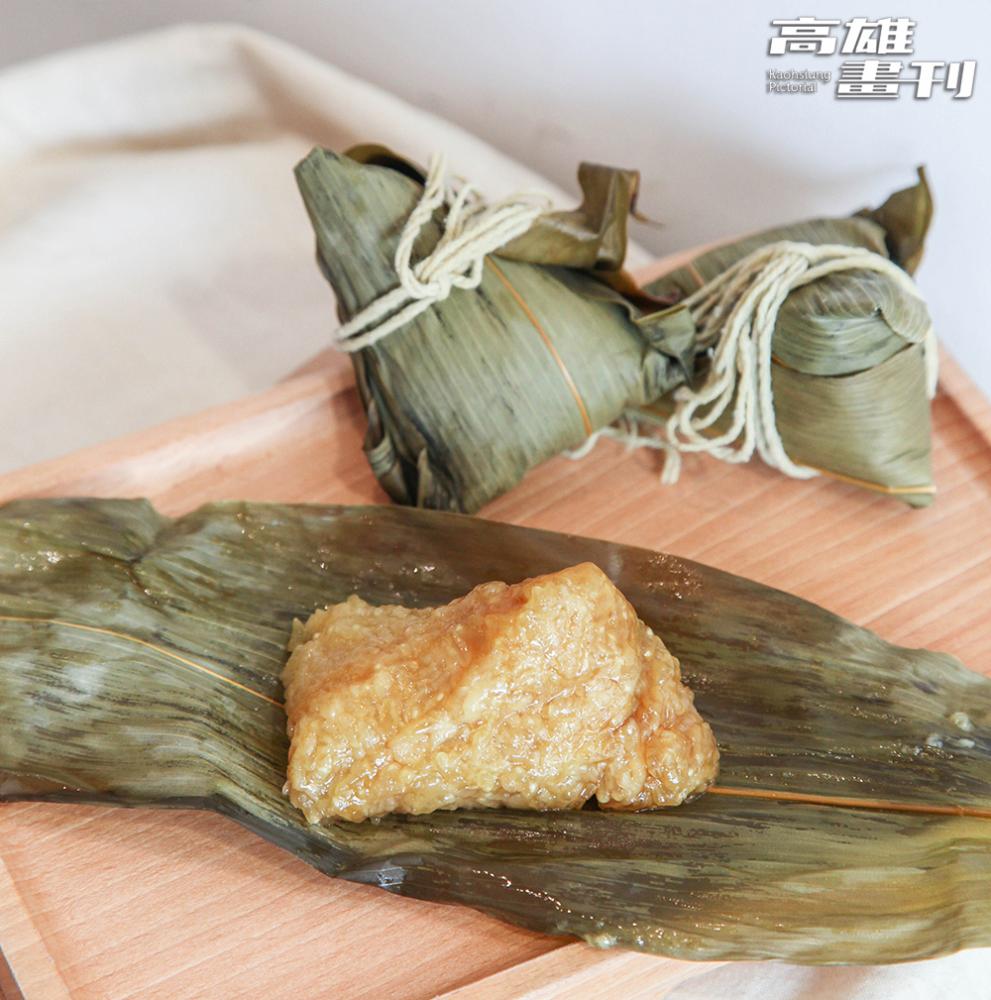 天然鹼水與圓糯米慢熬4小時，美滿的鹼粽如麻糬般軟Q綿密，口感細緻迷人。 (攝影/李瑰嫻 )