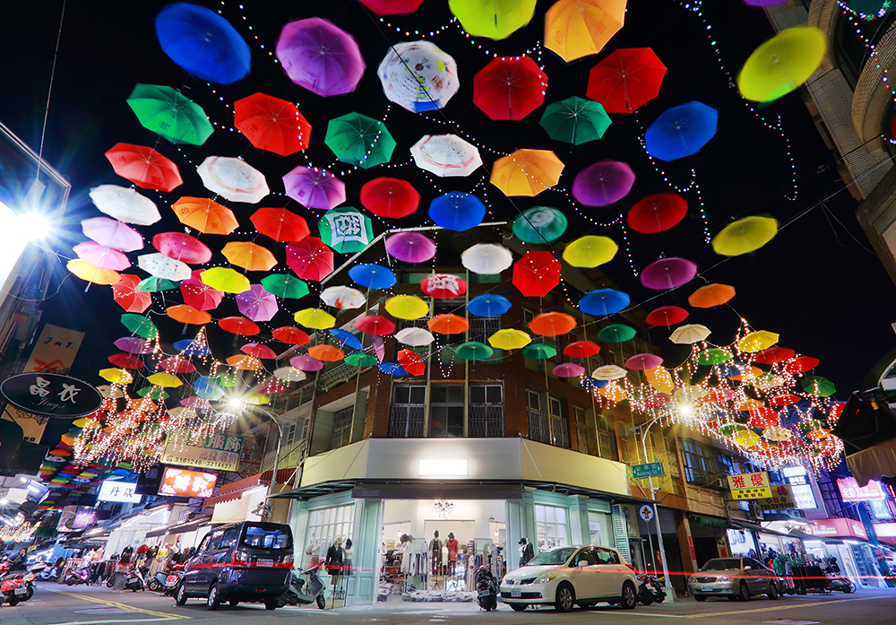 夜裡的雨傘街與白天景致不同,別有一番風情。(攝影/Carter) 夜裡的雨傘街與白天景致不同,別有一番風情。(攝影/Carter)