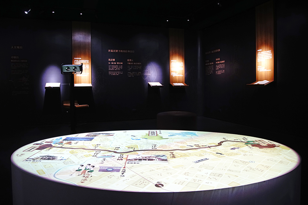 「流轉中的鳳山縣城」,透過VR科技裝置體驗,穿梭雙城古道,訴說鳳山雙城百年來的分與合。(攝影/曾信耀) 「流轉中的鳳山縣城」,透過VR科技裝置體驗,穿梭雙城古道,訴說鳳山雙城百年來的分與合。(攝影/曾信耀)