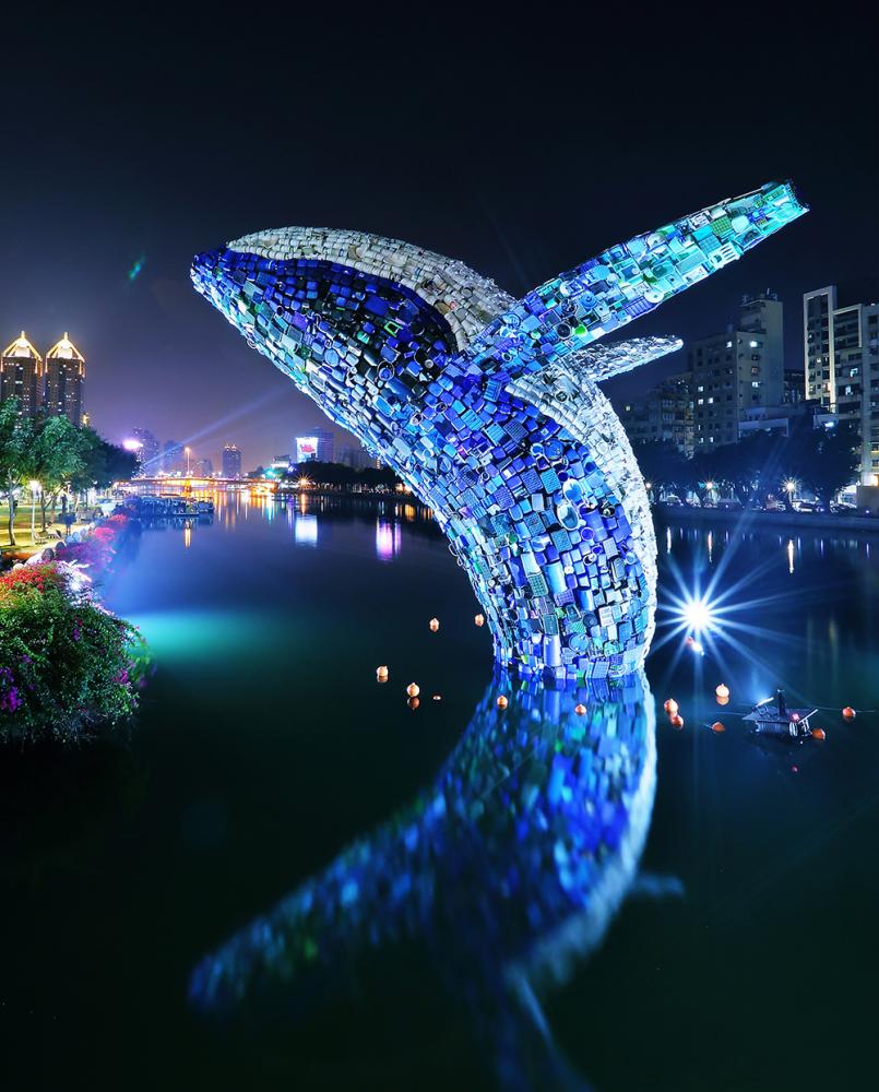 夜晚愛之鯨的水面倒影,彷彿夢幻童話出現在現實裡。(攝影/Carter) 夜晚愛之鯨的水面倒影,彷彿夢幻童話出現在現實裡。(攝影/Carter)