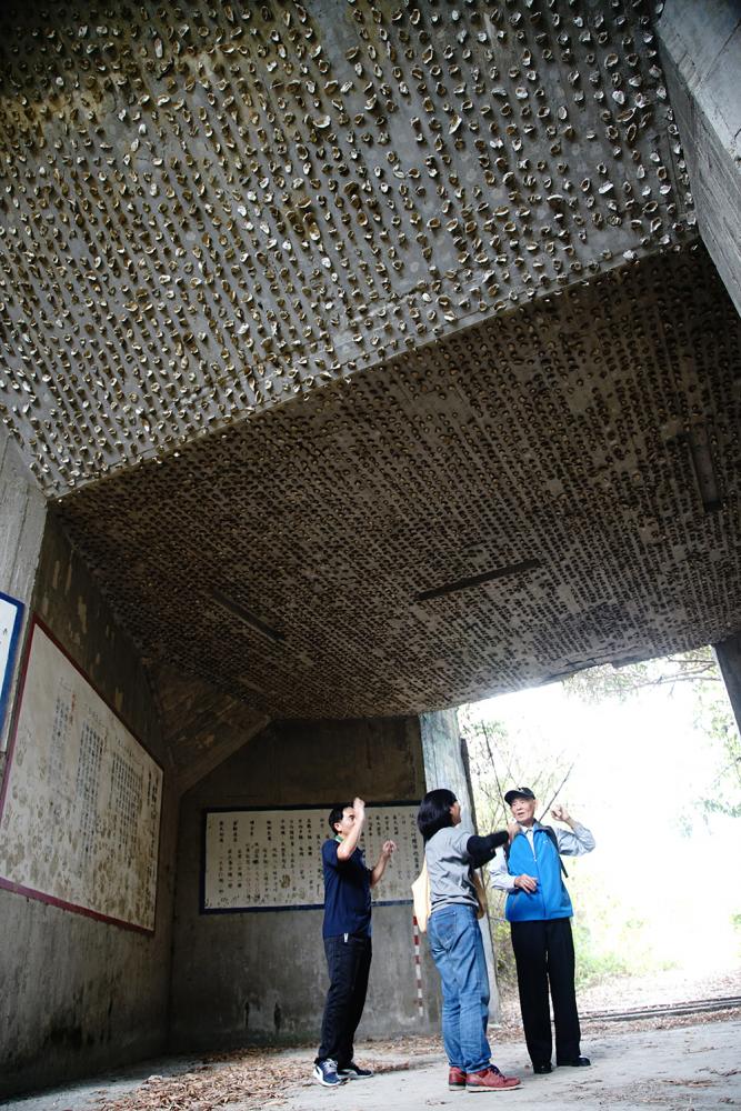 砲陣地建築工法使用大量貝殼，因為砲彈射擊時聲音很大，貝殼具吸音減震的功用。（攝影／曾信耀）