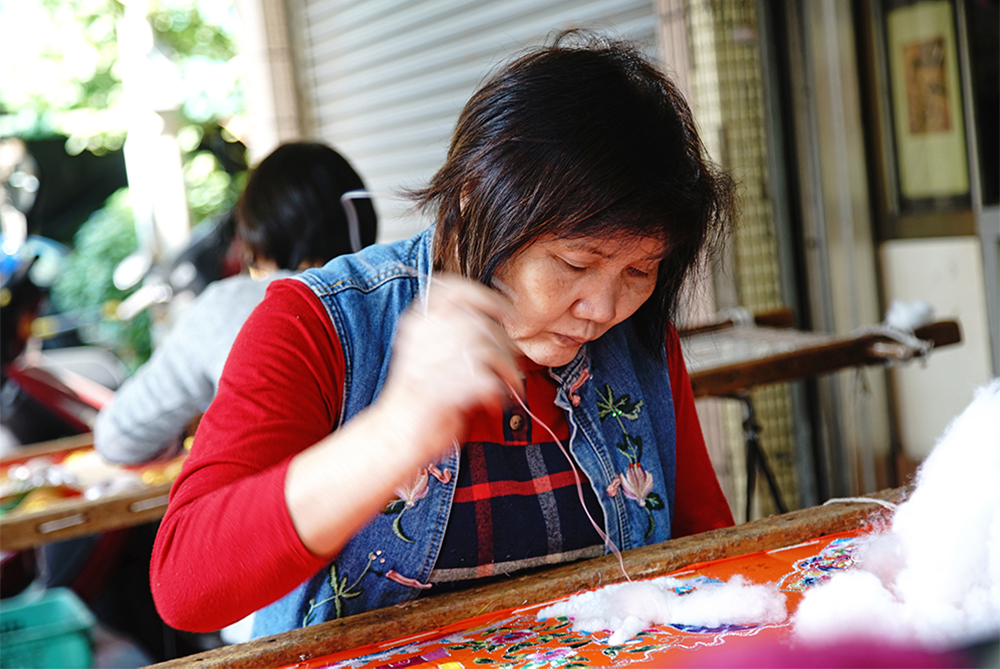 陳宗塍母親吳麗雪也是40多年刺繡老師傅。（攝影/曾信耀）