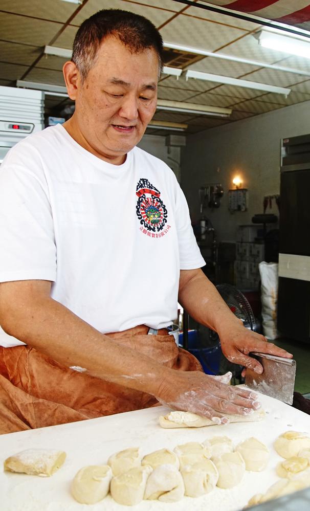 蘇阿嬤雞蛋酥第二代蘇俊義一直都由他負責麵糰包餡手工製作。(攝影/曾信耀) 蘇阿嬤雞蛋酥第二代蘇俊義一直都由他負責麵糰包餡手工製作。(攝影/曾信耀)