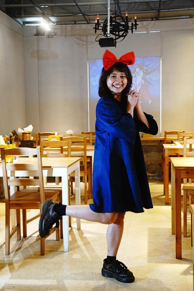 日本動畫大師宮崎駿筆下「魔女宅急便」主角琪琪,店員cosplay上場。(攝影/曾信耀) 日本動畫大師宮崎駿筆下「魔女宅急便」主角琪琪,店員cosplay上場。(攝影/曾信耀)