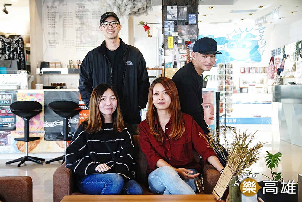 協拍小組成員個個都是勘景好手(前排左一Katty、前排右一Lita、後排左一小Q、後排右一永鴻)。(攝影/曾信耀) 協拍小組成員個個都是勘景好手(前排左一Katty、前排右一Lita、後排左一小Q、後排右一永鴻)。(攝影/曾信耀)