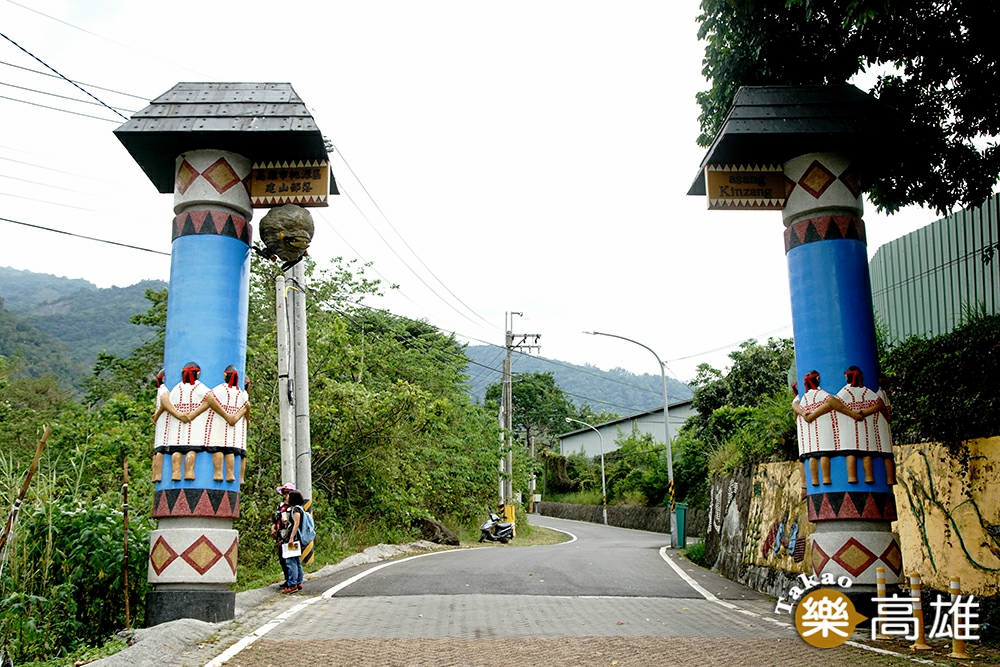 建山部落入口意象呈現布農族勇士與八部合音的文化典故。（攝影/曾信耀）