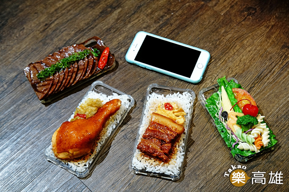 利用食物模型開發各式文創商品，吃貨必備滷肉飯、雞腿飯手機殼。（攝影/曾信耀）