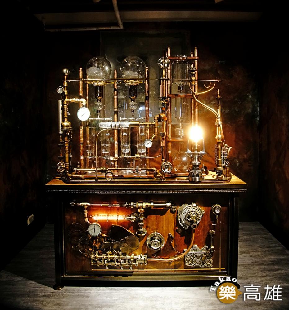 一樓的金庫裡,有座設計精密的冰滴咖啡機,每一滴咖啡都有如時光淬鍊。(攝影/曾信耀) 一樓的金庫裡,有座設計精密的冰滴咖啡機,每一滴咖啡都有如時光淬鍊。(攝影/曾信耀)