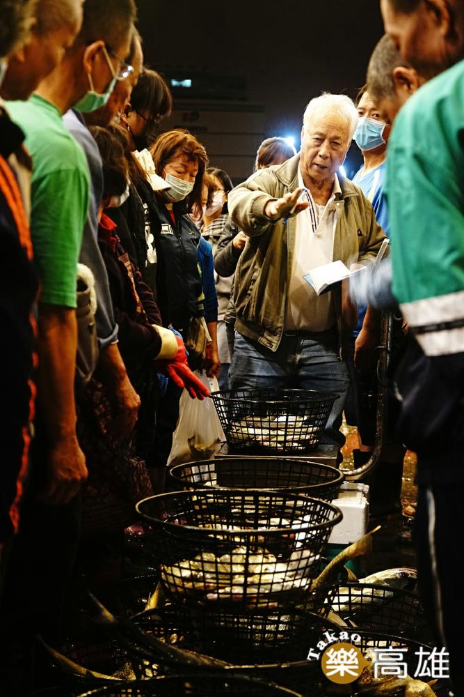 魚貨拍賣員被稱為「糶(ㄊㄧㄠˋ)手」,一直扮演魚貨拍賣市場最重要的靈魂人物。(攝影/曾信耀) 魚貨拍賣員被稱為「糶(ㄊㄧㄠˋ)手」,一直扮演魚貨拍賣市場最重要的靈魂人物。(攝影/曾信耀)