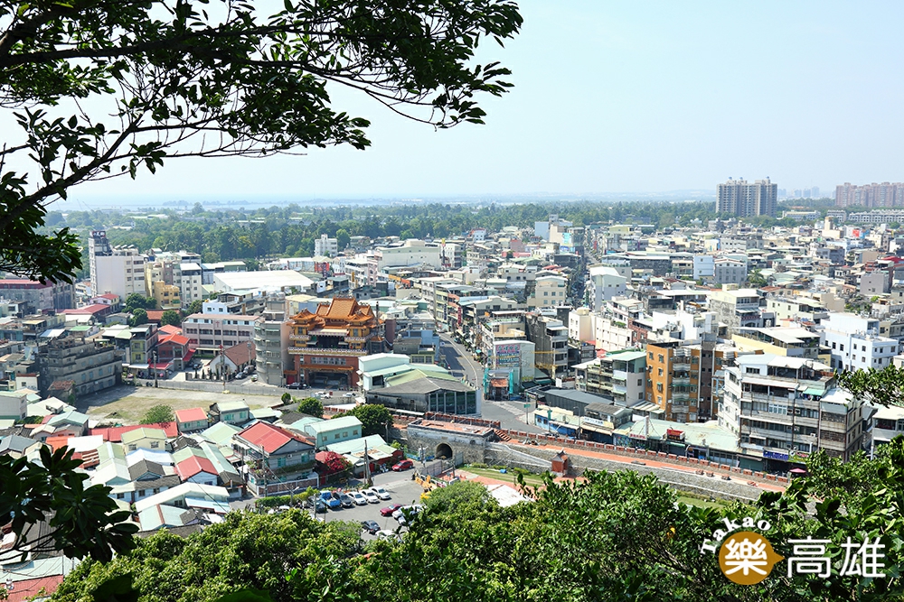 左營舊城環圍著龜山而建，在山上能一覽北門城牆，遠方則為左營港口。（攝影／Carter）