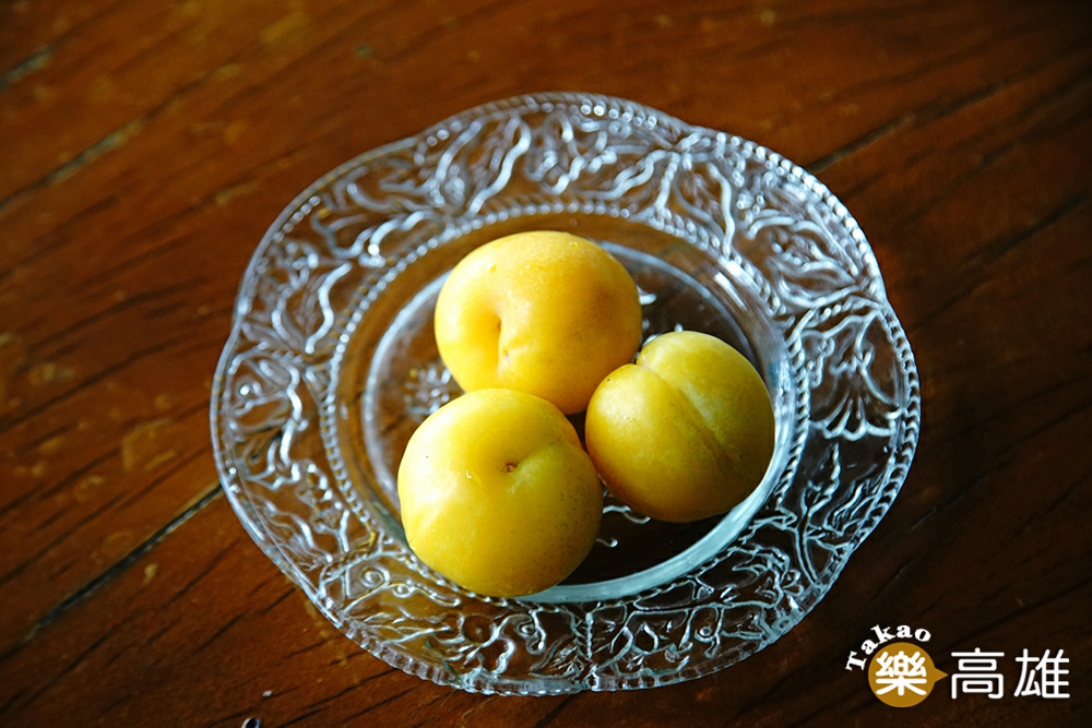 原本在寶山近乎絕種的黃金蜜李,經由阿光老闆成功嫁接後,每年採收時總是供不應求。(攝影/曾信耀) 原本在寶山近乎絕種的黃金蜜李,經由阿光老闆成功嫁接後,每年採收時總是供不應求。(攝影/曾信耀)