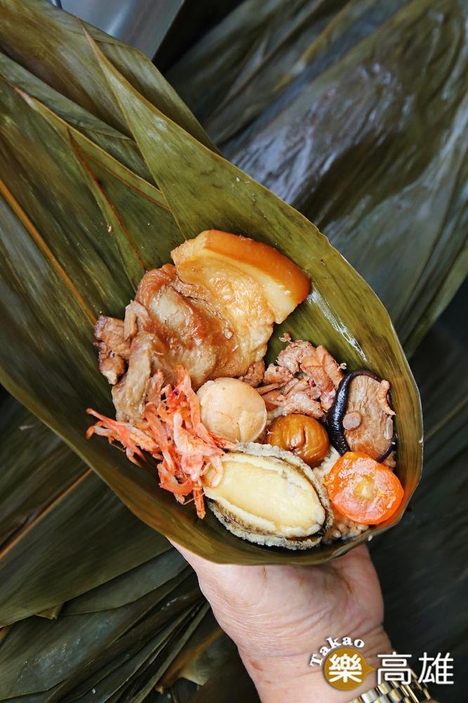 龐家肉粽的三鮮頂級海味鮑魚粽,光一顆淨重就300克左右,個頭相當有份量。(攝影/Carter) 龐家肉粽的三鮮頂級海味鮑魚粽,光一顆淨重就300克左右,個頭相當有份量。(攝影/Carter)
