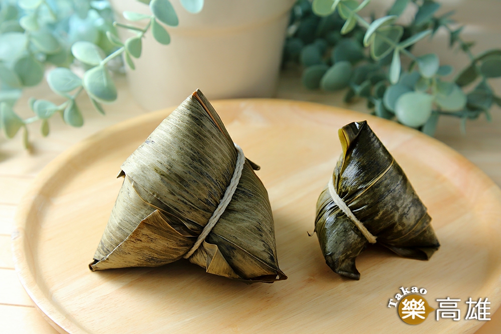 巧巧小肉粽(右)的尺寸迷你,一手拿著就能沾醬。(攝影/Carter) 巧巧小肉粽(右)的尺寸迷你,一手拿著就能沾醬。(攝影/Carter)
