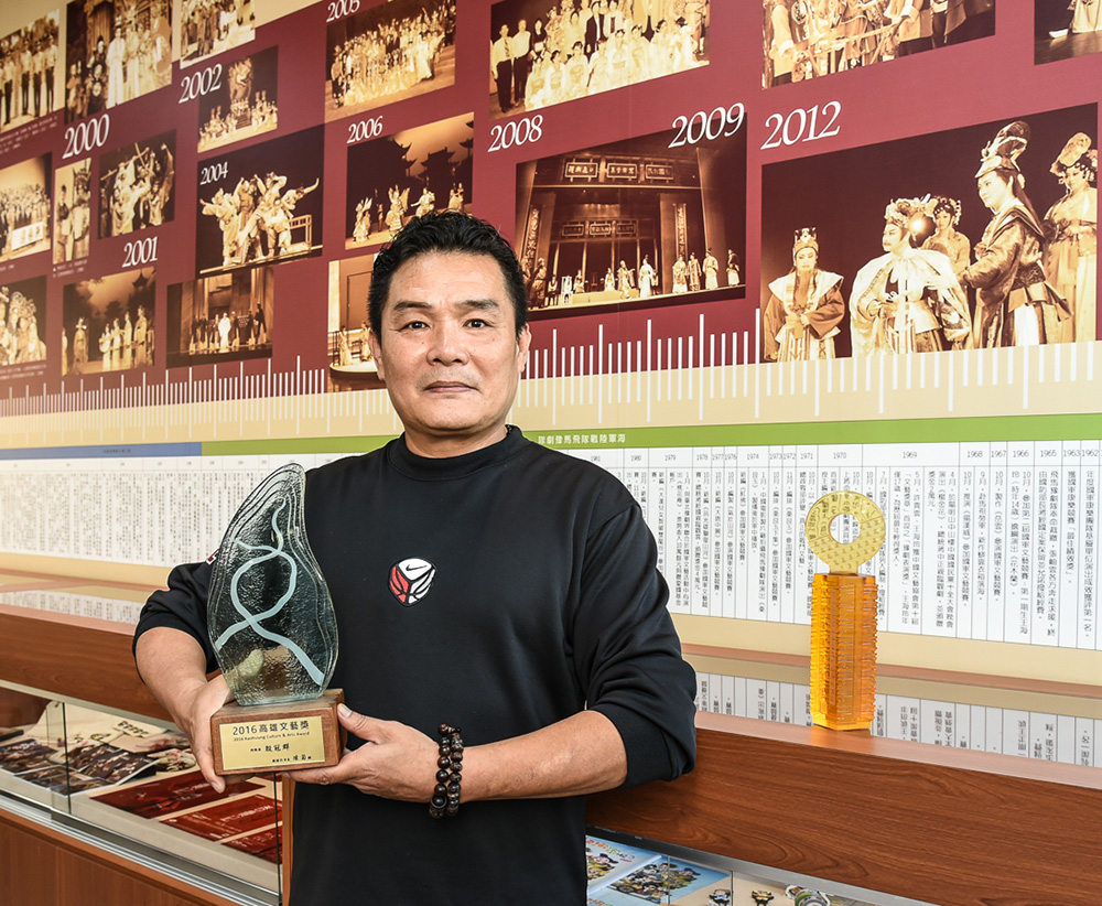 殷青群導演謙虛地把他一路走來的榮耀歸給全團工作人員。(攝影/陳十攝影工作室) 殷青群導演謙虛地把他一路走來的榮耀歸給全團工作人員。(攝影/陳十攝影工作室)