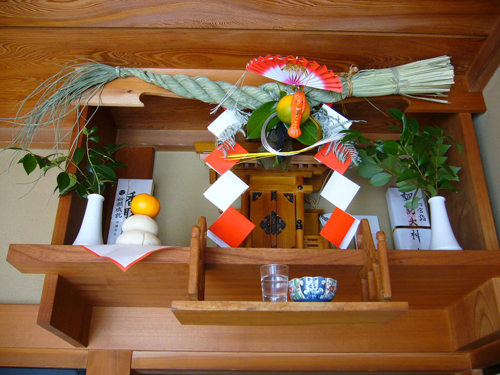 象徵迎神招福的環狀「注連繩」，是日本年節的重要妝點。（©katorisi）