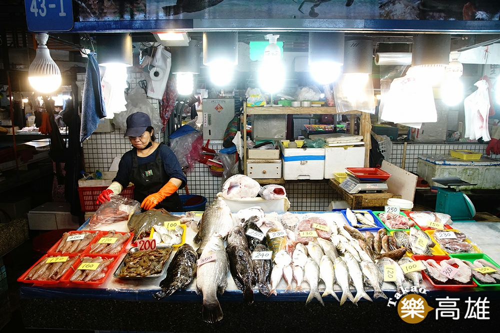 新鮮魚貨琳瑯滿目，遊客不妨貨比三家。（攝影/曾信耀）