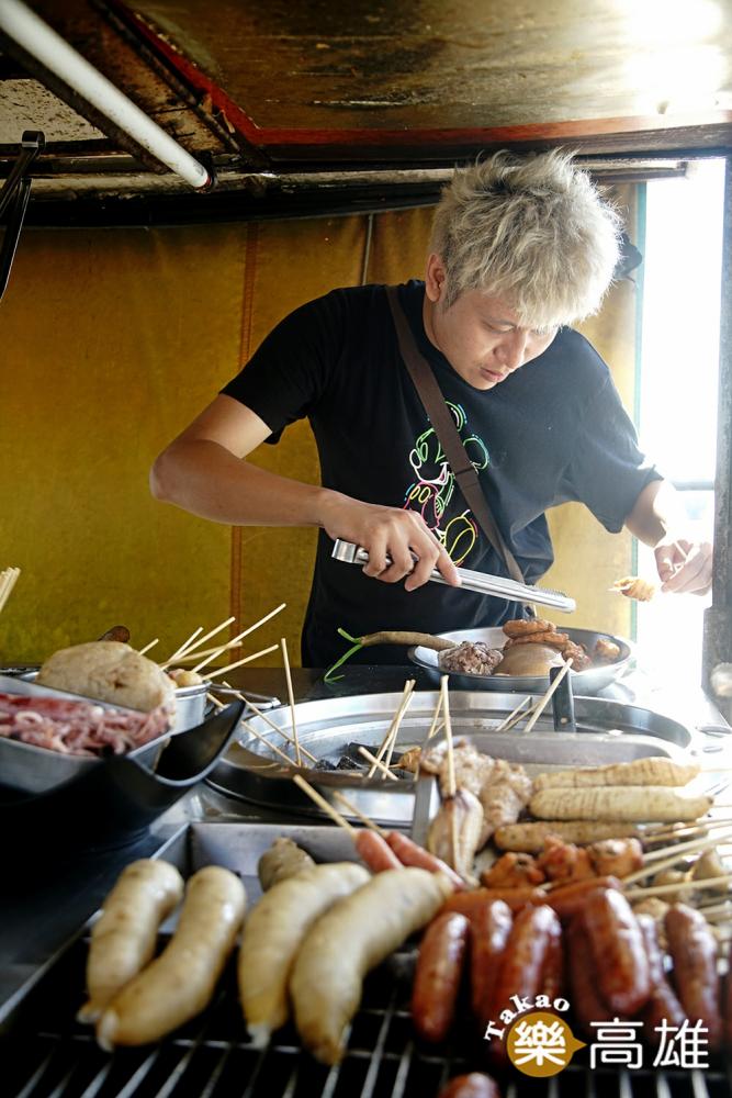 老闆手工自製的古早味正大腸、香腸，是當地人從小吃到大的庶民小吃。（攝影/曾信耀）