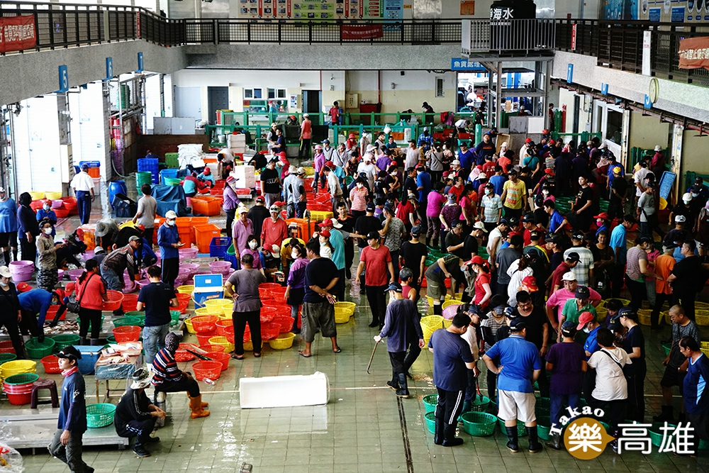 蚵仔寮魚市場拍賣時間，總是人聲鼎沸。（攝影/曾信耀）