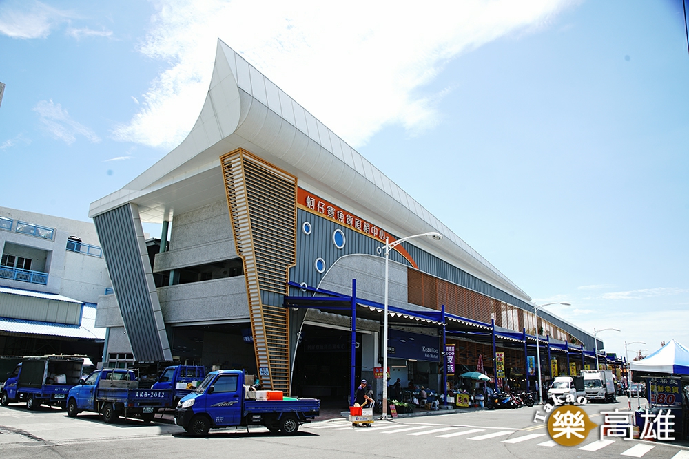以蚵仔寮漁港觀光魚市場改建的蚵仔寮魚貨直銷中心，結合大船入港造型意象，及具備環保節能特色。（攝影/曾信耀）