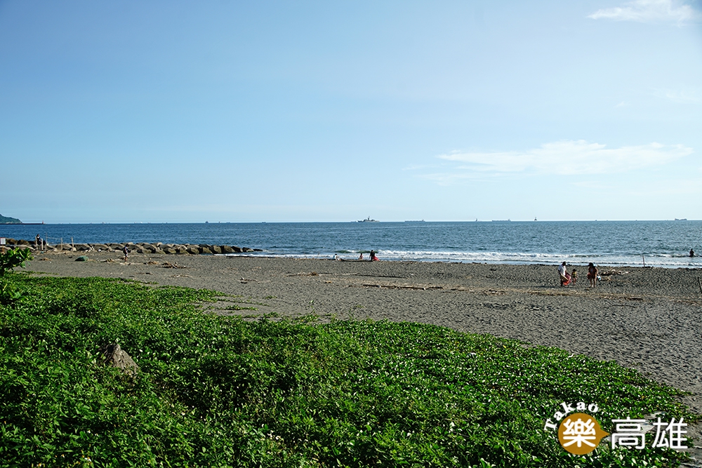 南沙灘位處蚵仔寮漁港南側及典寶溪出海口，陽光、沙灘、海浪，美得遼闊寧謐。（攝影/曾信耀）