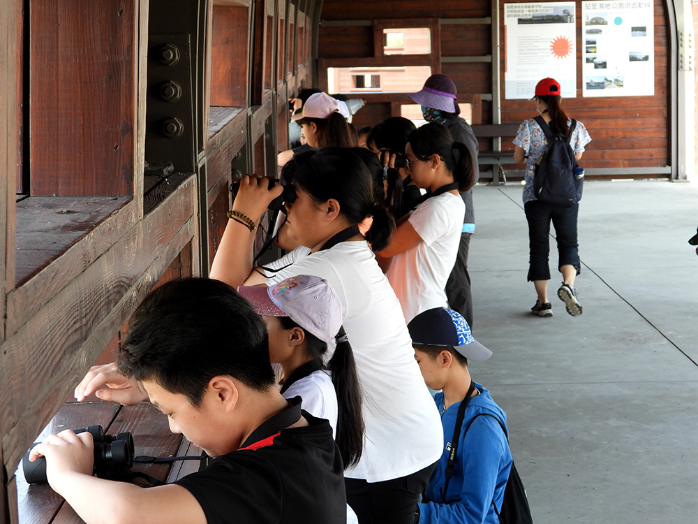 孩子們拿著望遠鏡,在賞鳥亭裡觀水鳥、聽解說。(圖片提供/高雄市茄萣區觀光發展協會) 孩子們拿著望遠鏡,在賞鳥亭裡觀水鳥、聽解說。(圖片提供/高雄市茄萣區觀光發展協會)