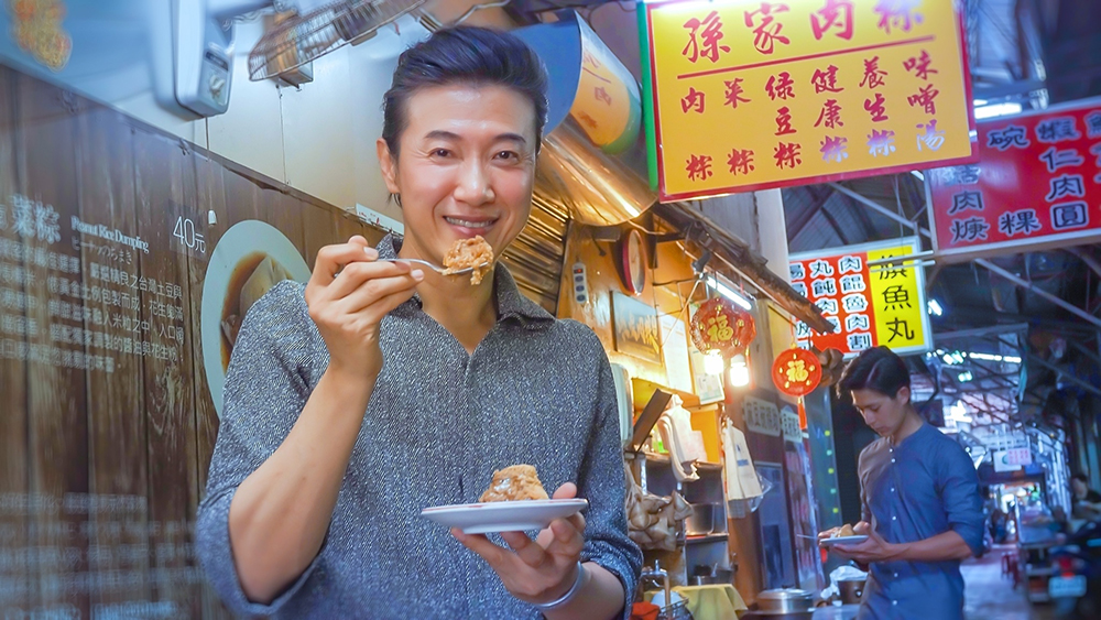 陳鴻認為不同的時代會有不同食物的記憶,而這些記憶最終會變成一觸即發的鄉愁。(照片提供/高雄市政府觀光局) 陳鴻認為不同的時代會有不同食物的記憶,而這些記憶最終會變成一觸即發的鄉愁。(照片提供/高雄市政府觀光局)