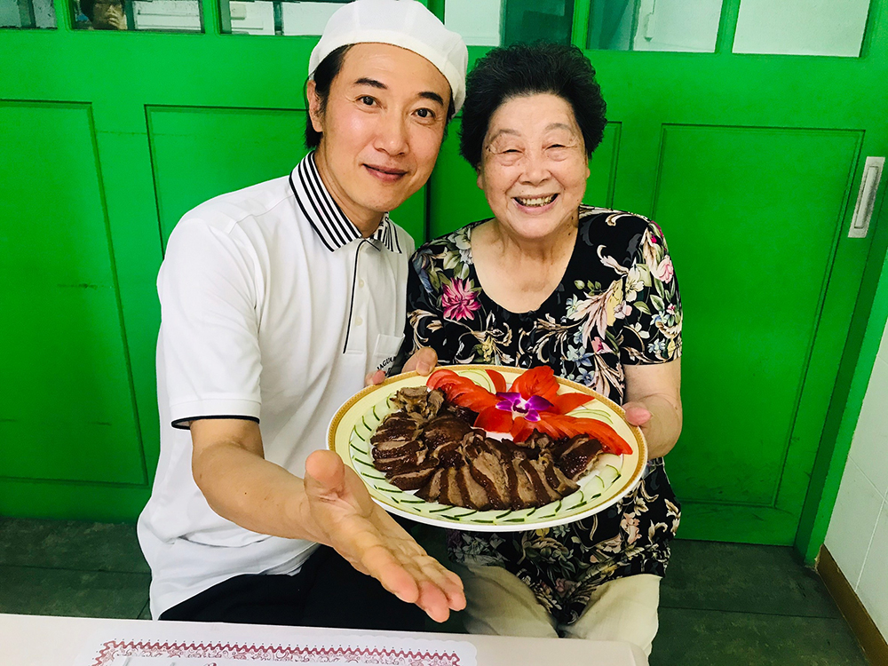 陳鴻談起高雄美食如數家珍。(照片提供/高雄市政府觀光局) 陳鴻談起高雄美食如數家珍。(照片提供/高雄市政府觀光局)