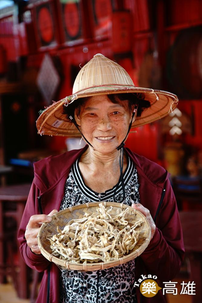曾阿嬤推薦自家醃製的瓠仔乾。(攝影/曾信耀) 曾阿嬤推薦自家醃製的瓠仔乾。(攝影/曾信耀)