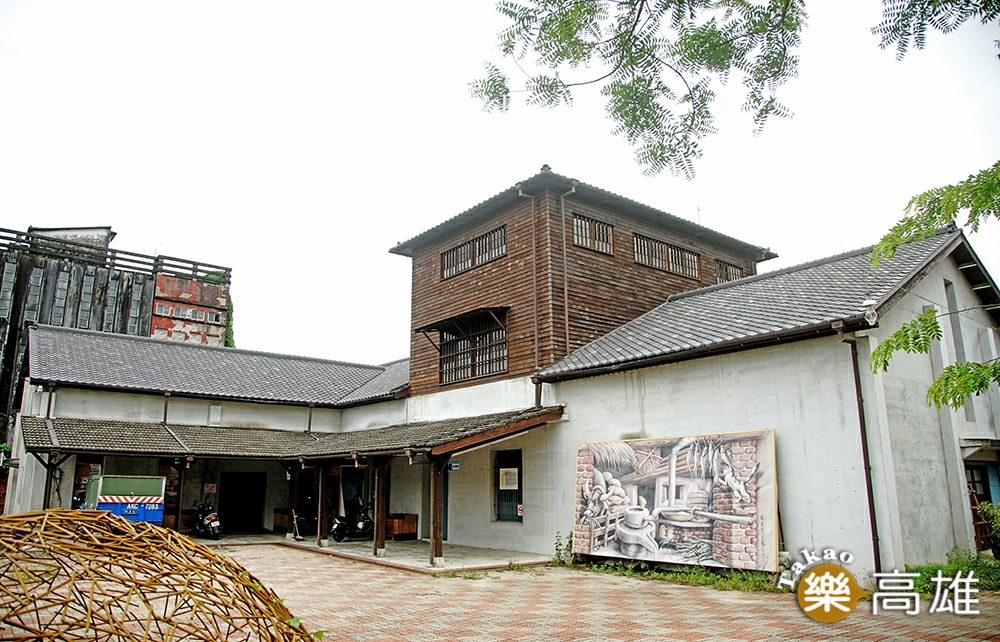 旗山碾米廠外觀形成一種多層木造建築,其中又以北棟高達三樓的碾米機房最具特色。(攝影/曾信耀) 旗山碾米廠外觀形成一種多層木造建築,其中又以北棟高達三樓的碾米機房最具特色。(攝影/曾信耀)