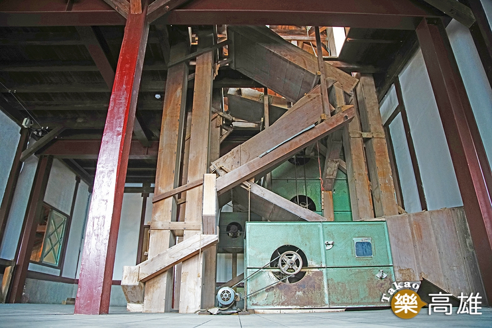 旗山碾米廠留下的木製機具,包括礱穀機、精米機,完整呈現當年現代化機電系統,運轉米穀進儲和碾米的一貫化作業。(攝影/曾信耀) 旗山碾米廠留下的木製機具,包括礱穀機、精米機,完整呈現當年現代化機電系統,運轉米穀進儲和碾米的一貫化作業。(攝影/曾信耀)