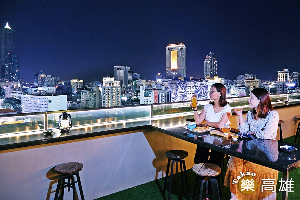 下班後約好友聊聊，欣賞夜景，最是舒心。 （攝影/Carter）