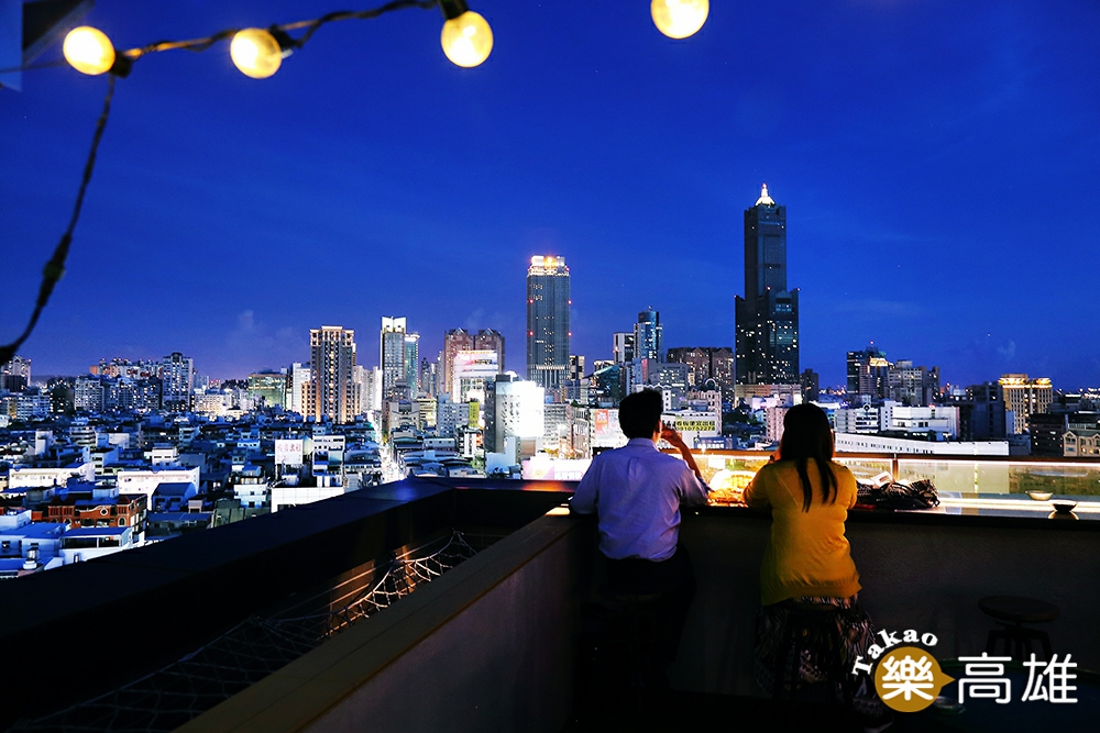 沐浴在夜色中的盞盞燈火，城市不眠，風情萬千。 （攝影/Carter）