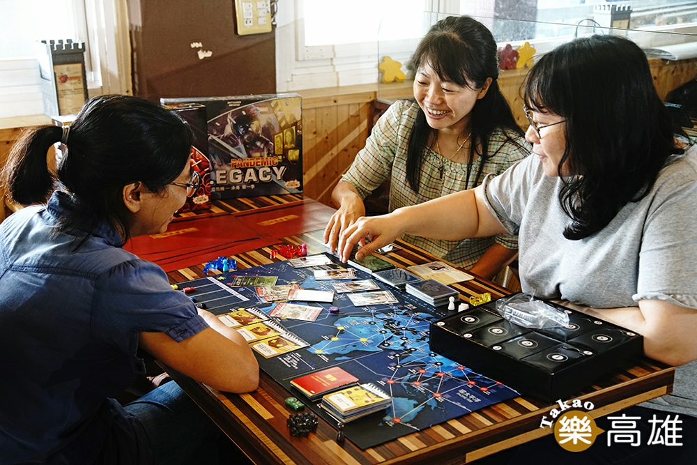 Joanne笑說，有了桌遊這樣的休閒活動，讓家人朋友聚在一起，聊天、動腦很開心。（攝影/曾信耀）