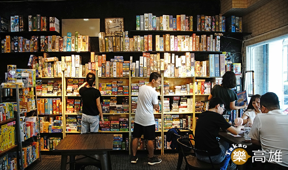 龐奇桌遊餐廳現場提供近千款遊戲。（攝影/曾信耀）