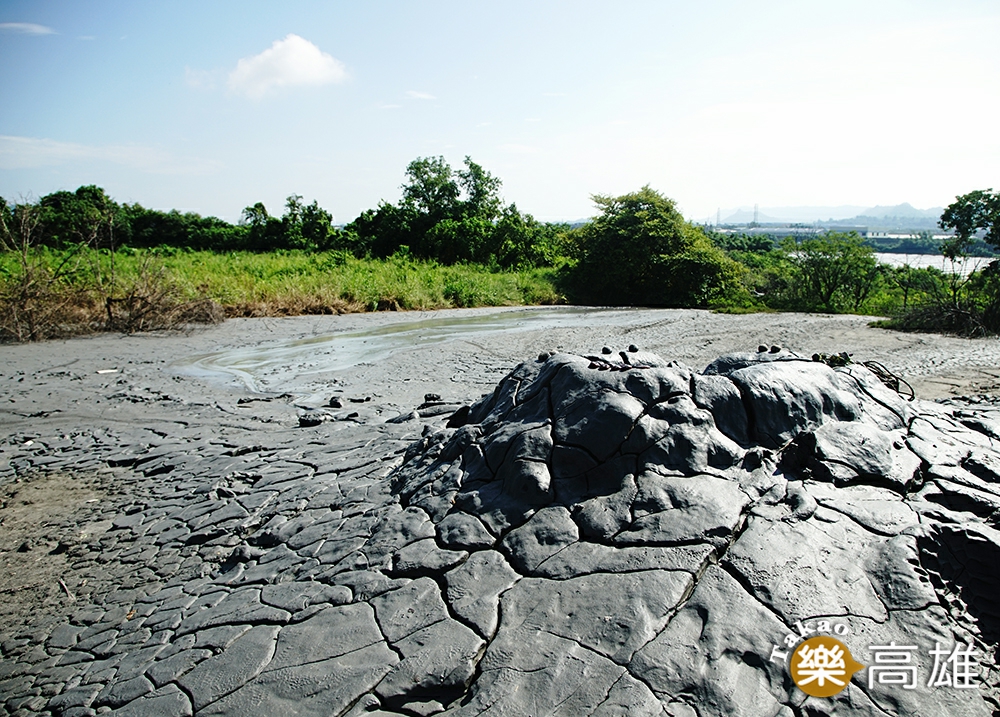 太陽曝曬下的泥火山龜裂紋理宛如大地雕塑藝術。（攝影/曾信耀）