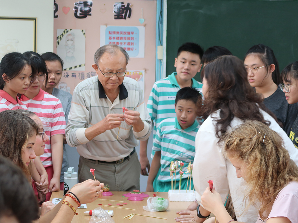陳義進將民俗技藝捏麵人帶進校園,成為超熱門的鄉土文化社團。(圖片提供/英明國中) 陳義進將民俗技藝捏麵人帶進校園,成為超熱門的鄉土文化社團。(圖片提供/英明國中)