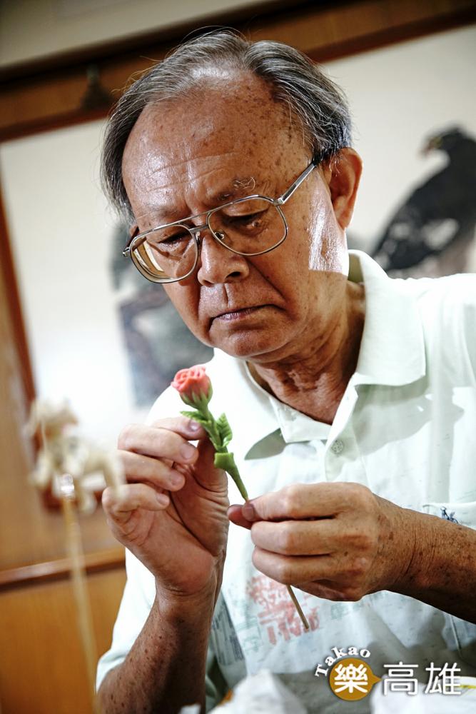 陳義進透過他的巧手，帶著孩子們穿越時空造訪古早味的「捏麵粉尪仔」。（攝影/曾信耀）
