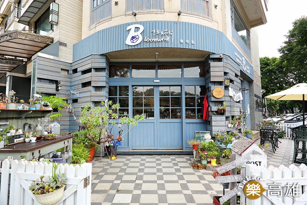 聽見花開咖啡館在楠梓土庫路,店外呈現雜貨鄉村風格。(攝影/Carter) 聽見花開咖啡館在楠梓土庫路,店外呈現雜貨鄉村風格。(攝影/Carter)
