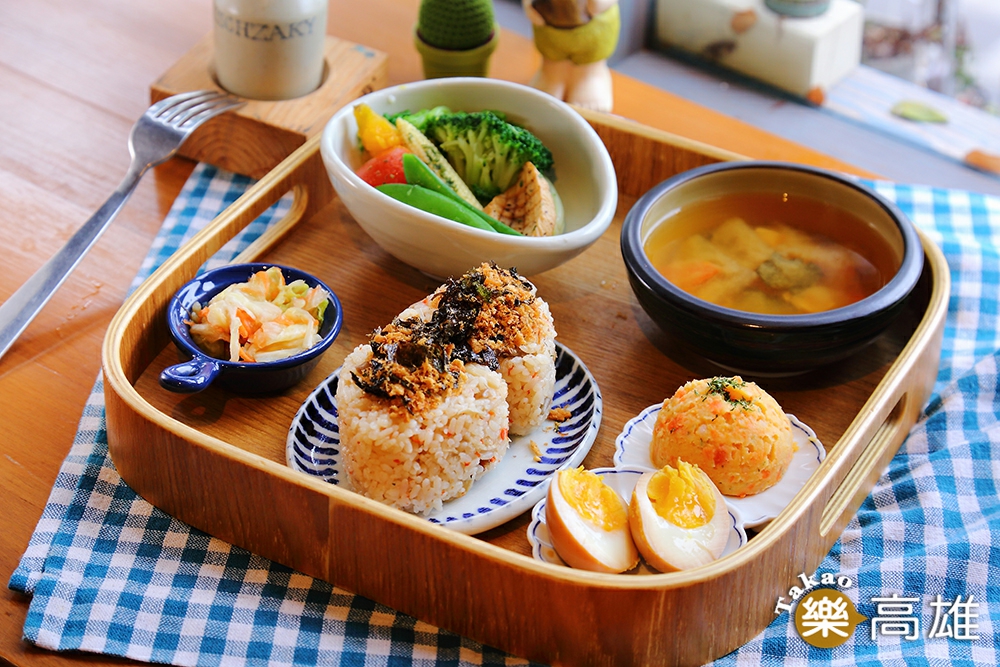 香菇爆香後混入蔬菜高湯熬煮的炊飯,加上脆口高麗菜,讓飯糰口感層次豐富。(攝影/Carter) 香菇爆香後混入蔬菜高湯熬煮的炊飯,加上脆口高麗菜,讓飯糰口感層次豐富。(攝影/Carter)