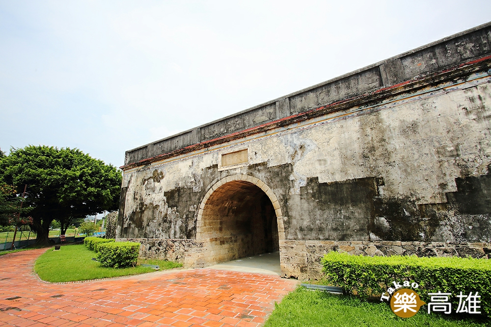 城牆由珊瑚礁石灰岩所建構,並採六角蜂巢造型來增加強度。(攝影/Carter) 城牆由珊瑚礁石灰岩所建構,並採六角蜂巢造型來增加強度。(攝影/Carter)