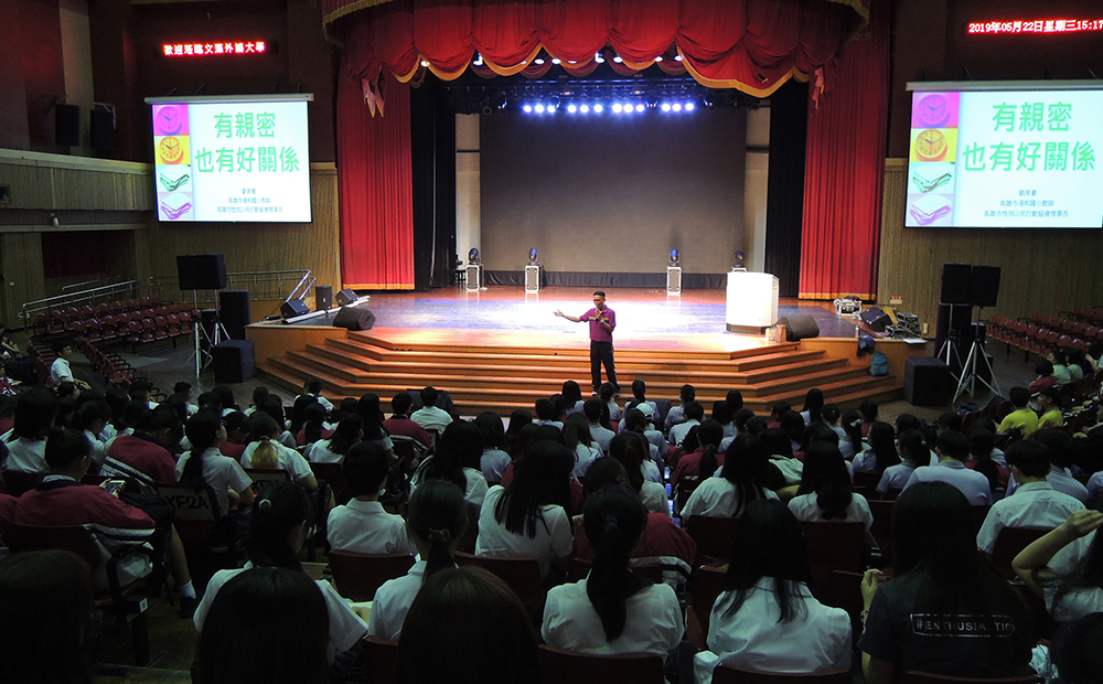 劉育豪常常受邀至各學校演講,用自然健康的態度大方與學生談性。(照片提供/劉育豪) 劉育豪常常受邀至各學校演講,用自然健康的態度大方與學生談性。(照片提供/劉育豪)