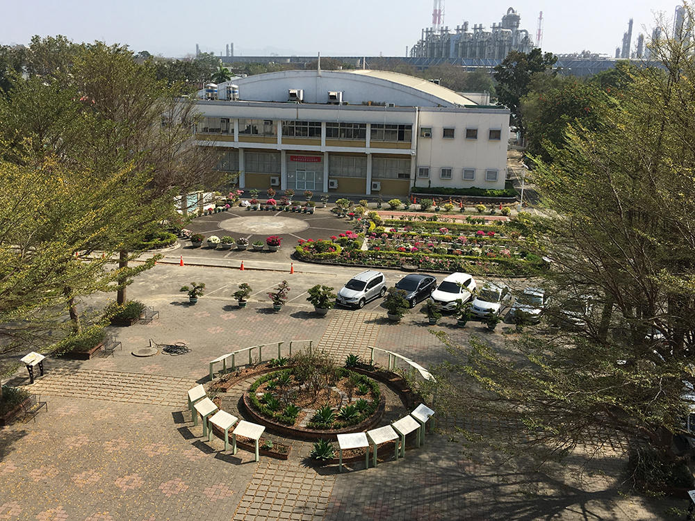 坐落於國光中學校園中的余光中詩園、詩圃。 坐落於國光中學校園中的余光中詩園、詩圃。