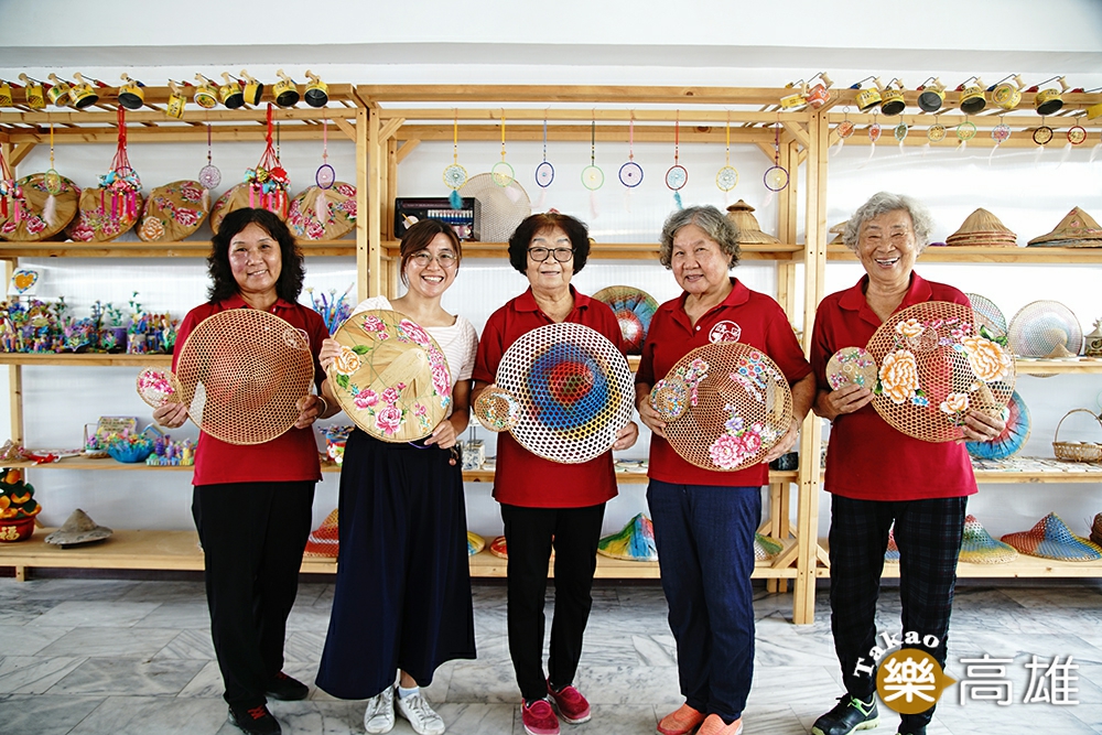 為了留下老一輩的共同回憶,總幹事李秀金籌備斗笠文化展示館,展出漯底的歷史文化,也陳列漯底斗笠的創意新生。(攝影/曾信耀) 為了留下老一輩的共同回憶,總幹事李秀金籌備斗笠文化展示館,展出漯底的歷史文化,也陳列漯底斗笠的創意新生。(攝影/曾信耀)