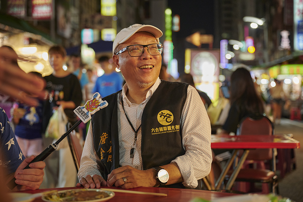 六合夜市詹金翰顧問大力協助與每間的攤商溝通,是拍攝劇組最得力的幫手。(照片提供/高雄電影節) 六合夜市詹金翰顧問大力協助與每間的攤商溝通,是拍攝劇組最得力的幫手。(照片提供/高雄電影節)
