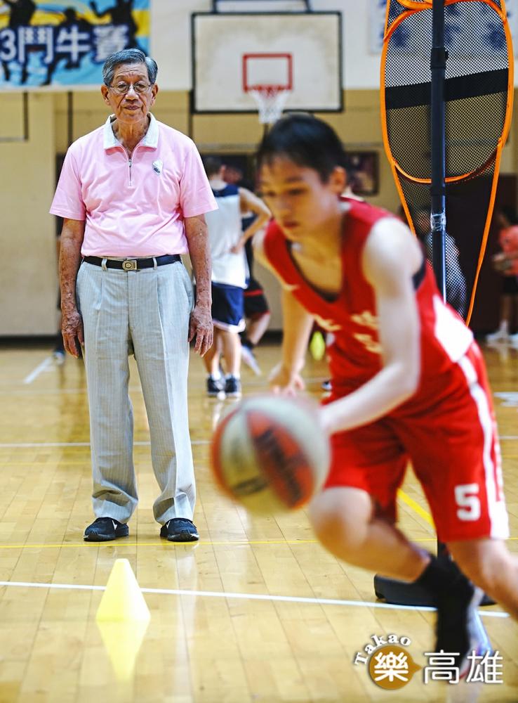 劉錦池認為勤能補拙,勤奮比身材優勢更重要,七賢女籃隊憑藉平日紥實訓練的技巧,在瑞典的冠軍賽打贏美國隊。(攝影/曾信耀) 劉錦池認為勤能補拙,勤奮比身材優勢更重要,七賢女籃隊憑藉平日紥實訓練的技巧,在瑞典的冠軍賽打贏美國隊。(攝影/曾信耀)