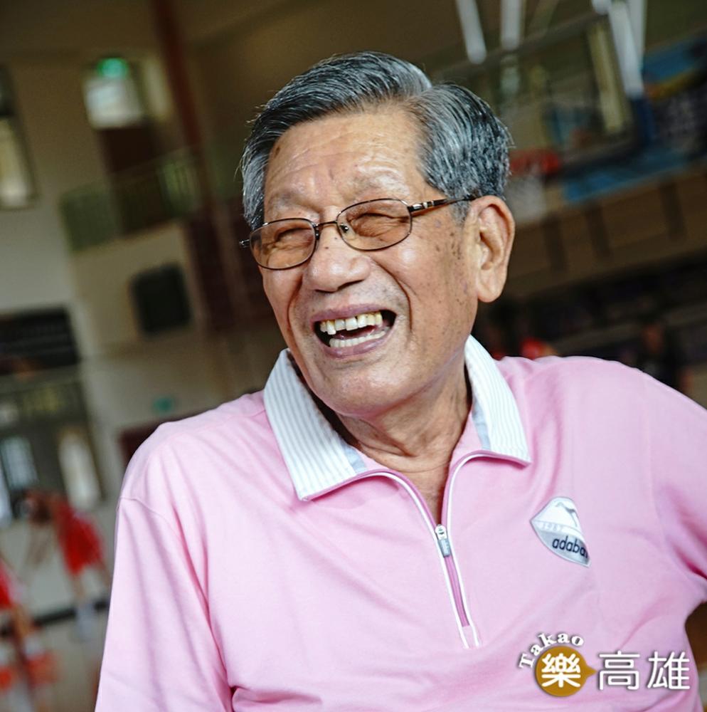 姥姥指導學生練球,也陪伴叛逆期的孩子們面對課業和生活壓力。(攝影/曾信耀) 姥姥指導學生練球,也陪伴叛逆期的孩子們面對課業和生活壓力。(攝影/曾信耀)