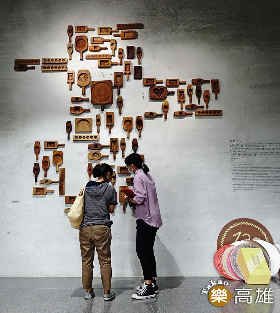 館內收藏舊振南歷年所使用的木製餅模，每個餅模都刻畫著漢餅文化的故事。（攝影/曾信耀）